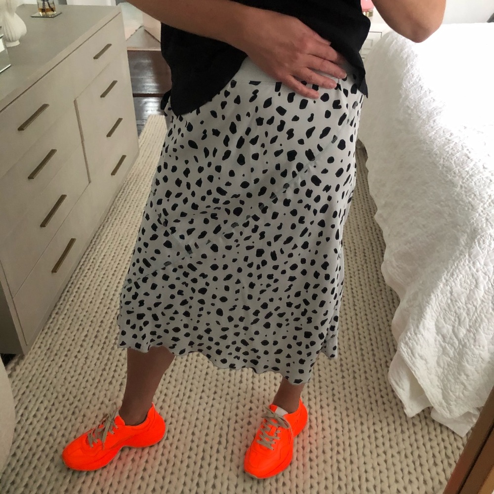 Snow leopard print bias cut silk skirt. - Picture 2 of 7